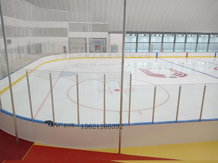 北体大学安装冰球场界墙